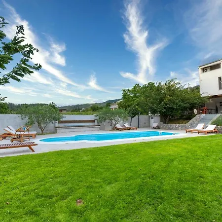 Ume Villa Omis